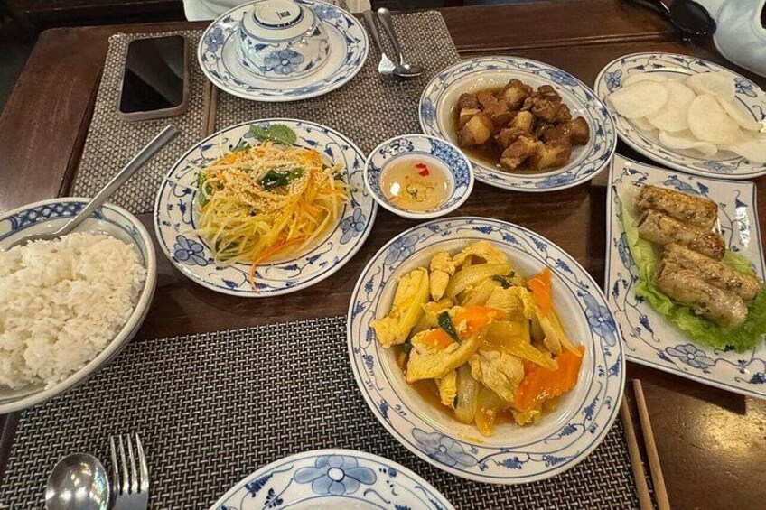 Una mesa con varios platos, incluyendo arroz, fideos y verduras salteadas. 4