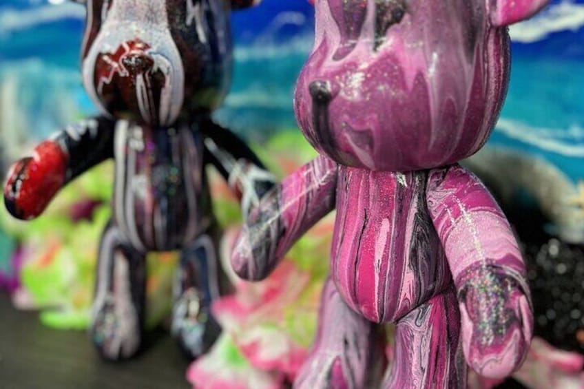 Un primo piano di una scultura colorata e astratta, con sfumature di rosa, nero e bianco. 3