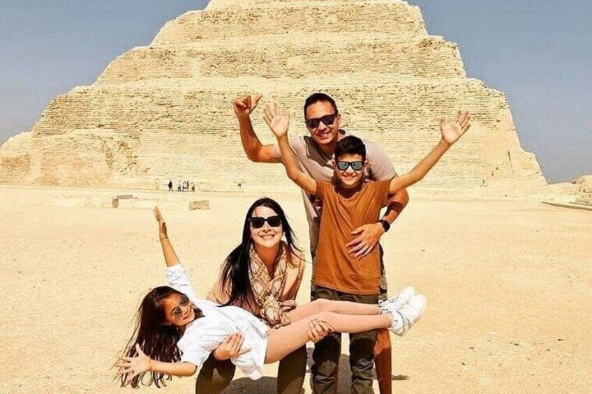 En pyramide med mennesker, der poserer foran. 1
