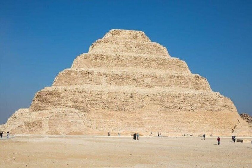 En stor, trappetrinsformet pyramide i et ørkenlandskab. 2