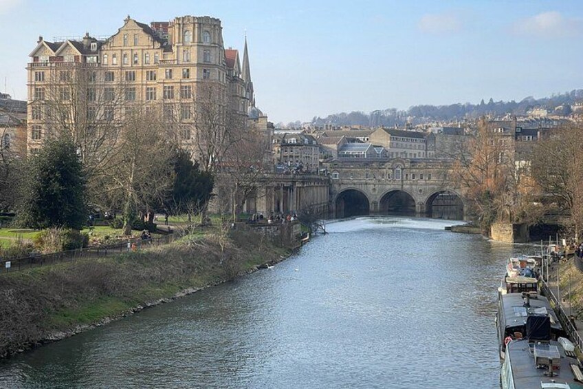 Un fiume con un ponte, un edificio grande e un molo per barche. 3