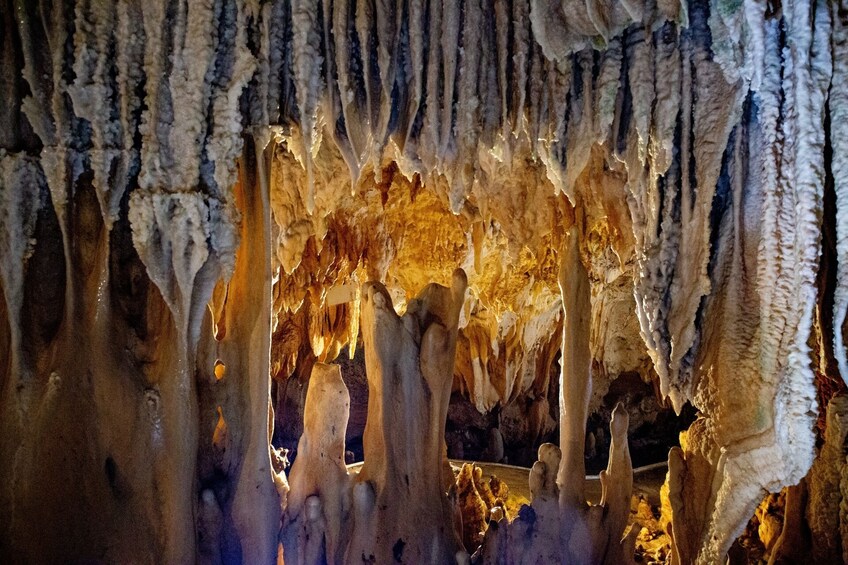 Une grotte ornée de stalactites et de stalagmites. 3