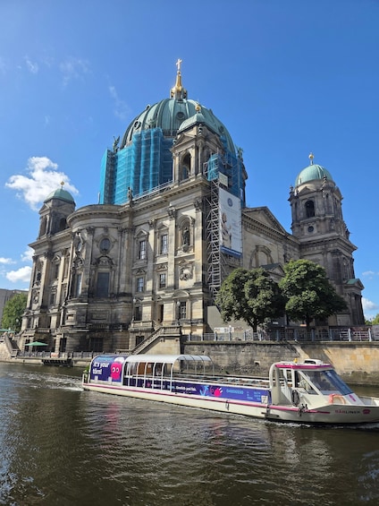 Picture 2 for Activity Berlin: 1-Hour City Spree Cruise inclusive Audio Guide 3