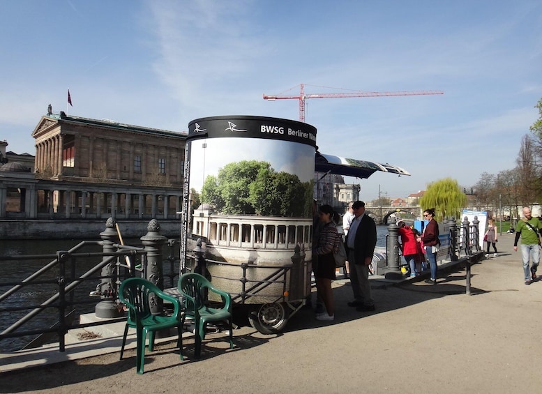 Picture 29 for Activity Berlin: 1-Hour City Spree Cruise inclusive Audio Guide 4