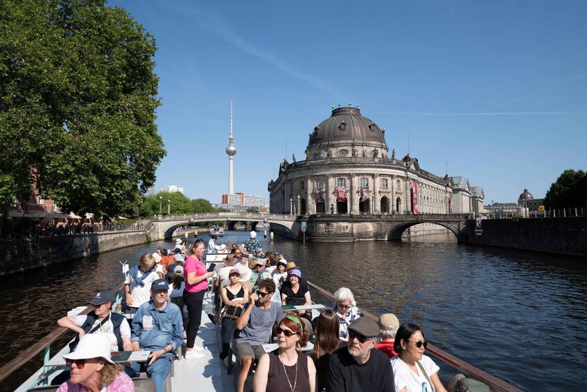 Picture 29 for Activity Berlin: 1-Hour City Spree Cruise inclusive Audio Guide 2