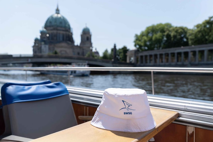 Picture 8 for Activity Berlin: 1-Hour City Spree Cruise inclusive Audio Guide 5
