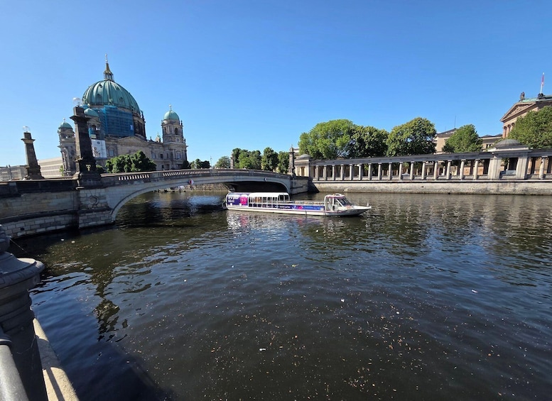 Berlin: 1-Hour City Spree Cruise inclusive Audio Guide 1