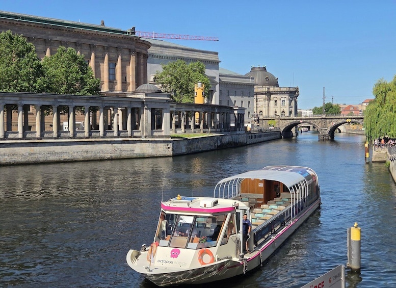 Picture 22 for Activity Berlin: 1-Hour City Spree Cruise inclusive Audio Guide 5