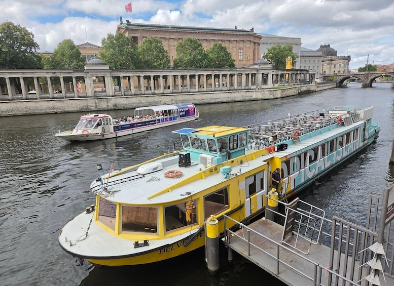 Picture 1 for Activity Berlin: 1-Hour City Spree Cruise inclusive Audio Guide 1