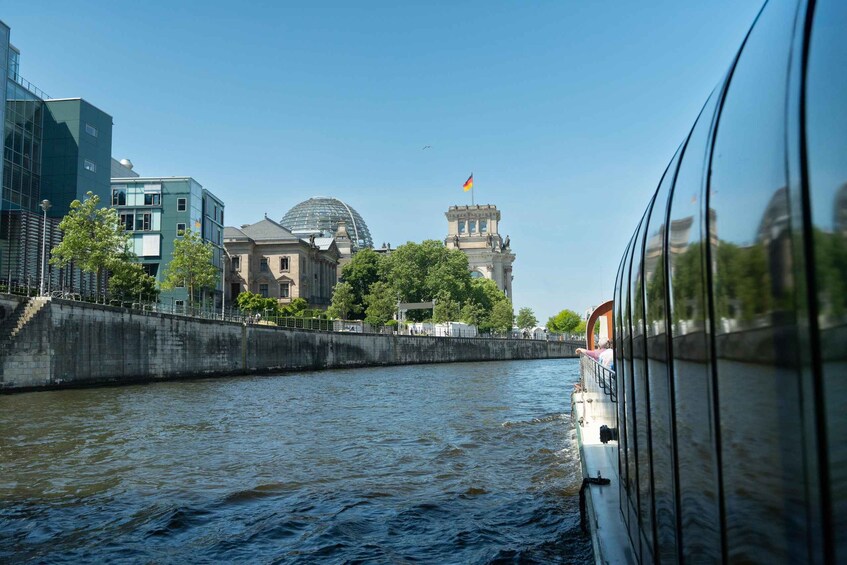 Picture 12 for Activity Berlin: 1-Hour City Spree Cruise inclusive Audio Guide 4