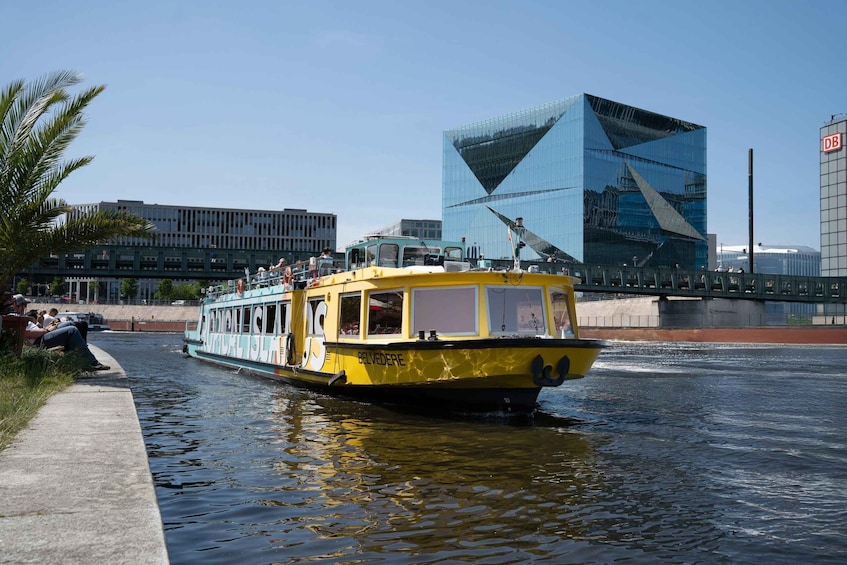Picture 25 for Activity Berlin: 1-Hour City Spree Cruise inclusive Audio Guide 5