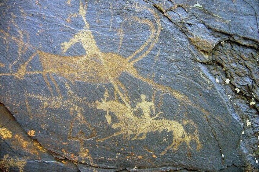 Group tour Tanbaly Ancient petroglyphs UNESCO World Heritage 5