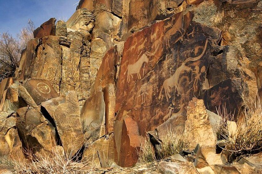 Group tour Tanbaly Ancient petroglyphs UNESCO World Heritage 5