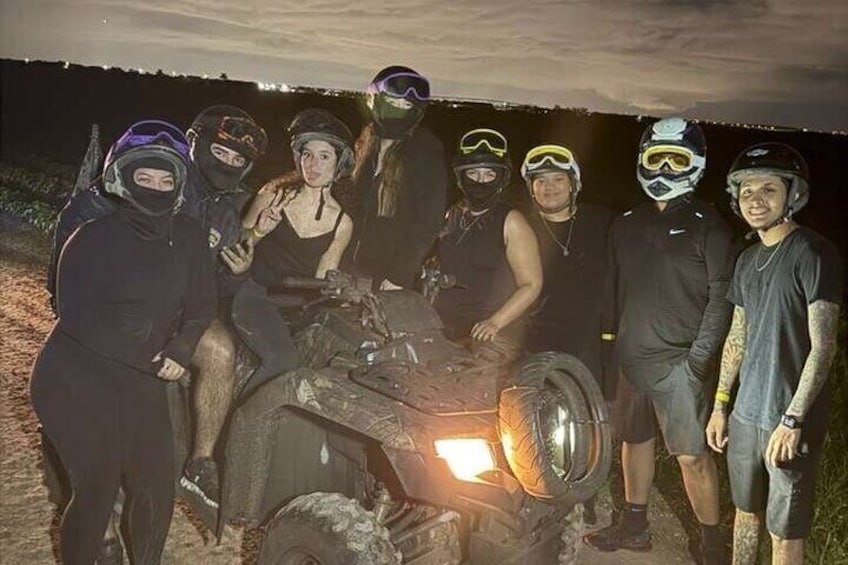 Un grupo de personas en un vehículo todo terreno por la noche. 3