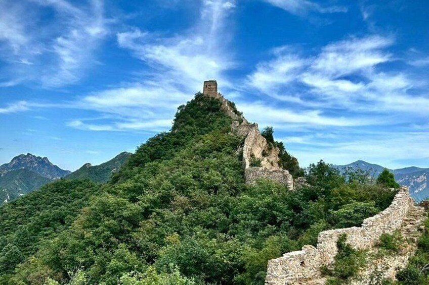 Paesaggio montuoso con rovine antiche e fitta vegetazione verde. 3