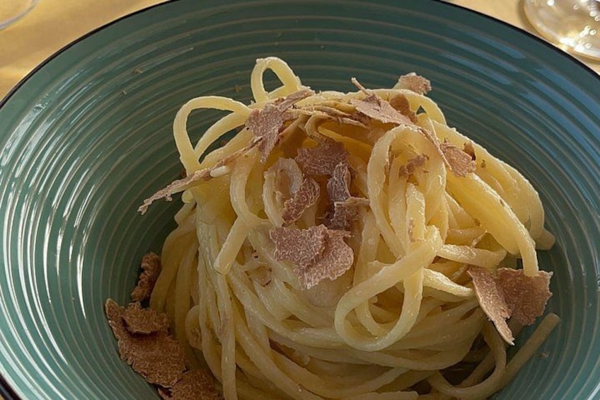 Une assiette de spaghettis garnie de lamelles de truffes. 5