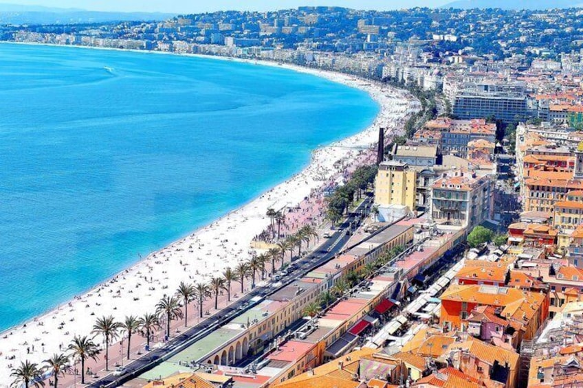 Una città costiera con spiaggia, palme e edifici colorati. 1