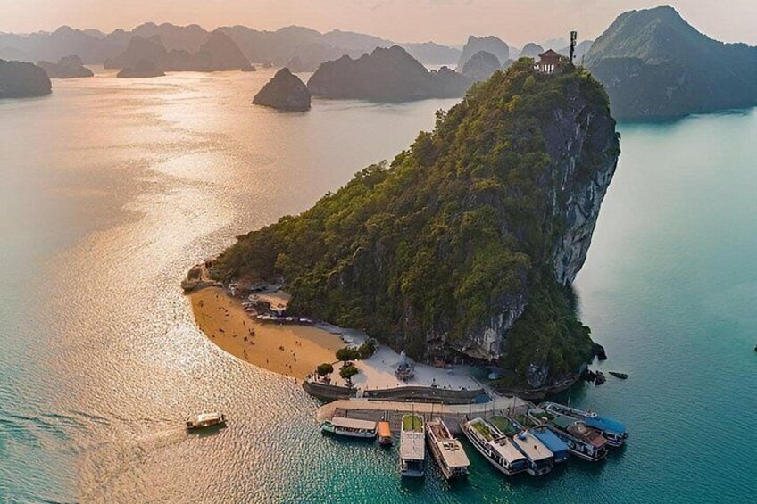 Luxury Halong Bay Day Cruise with Buffet Lunch and Kayaking 3