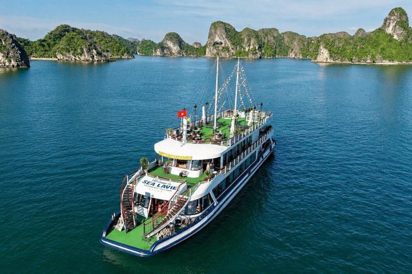 Luxury Halong Bay Day Cruise with Buffet Lunch and Kayaking 1