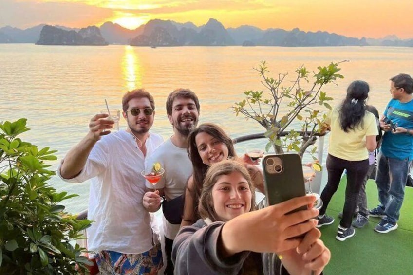 Luxury Halong Bay Day Cruise with Buffet Lunch and Kayaking 2
