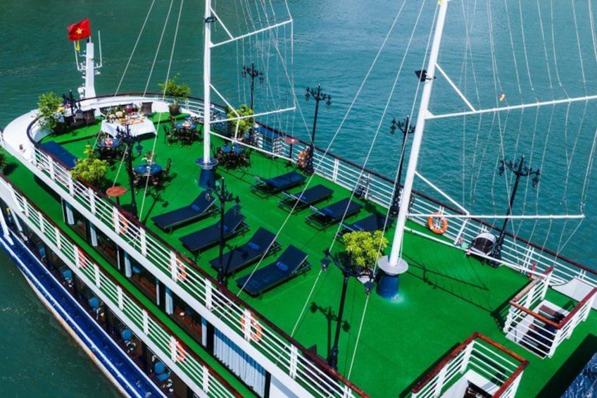 Luxury Halong Bay Day Cruise with Buffet Lunch and Kayaking 4