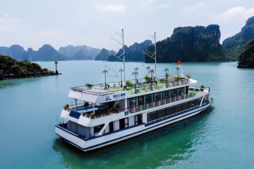 Luxury Halong Bay Day Cruise with Buffet Lunch and Kayaking 2