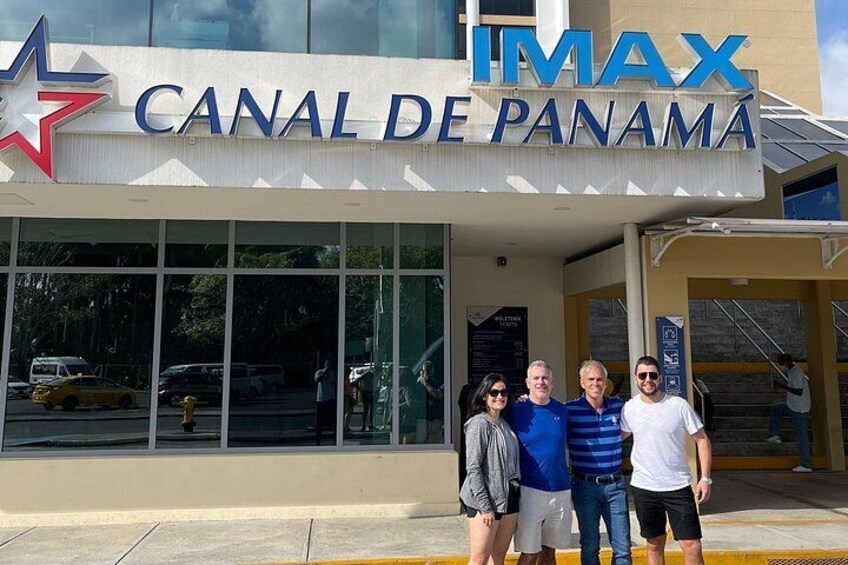 En bygning med et skilt, der står 'IMAX CANAL DE PANAMA', og en gruppe mennesker foran. 5