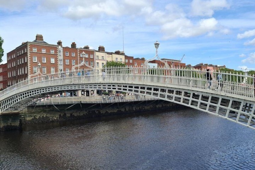 Un puente blanco con un farol, sobre un río, con edificios al fondo. 4