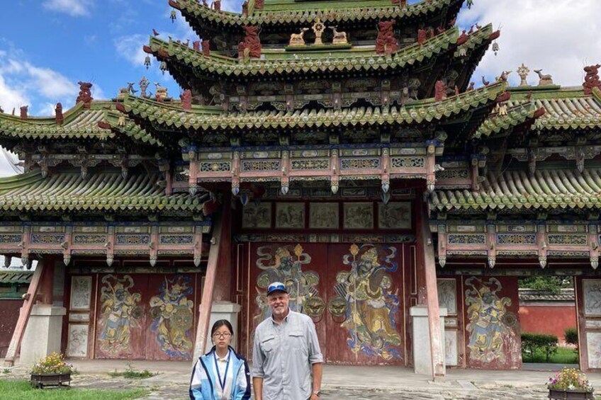 Un bâtiment traditionnel chinois à l’architecture riche et élaborée, avec notamment des toits à plusieurs niveaux et des sculptures complexes. 5