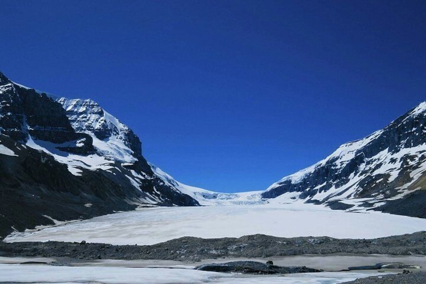 Ein Gletscher zwischen zwei Bergen unter blauem, wolkenlosem Himmel. 2