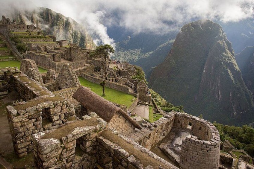 Antiguas ruinas de piedra de Machu Picchu con un paisaje montañoso al fondo. 5