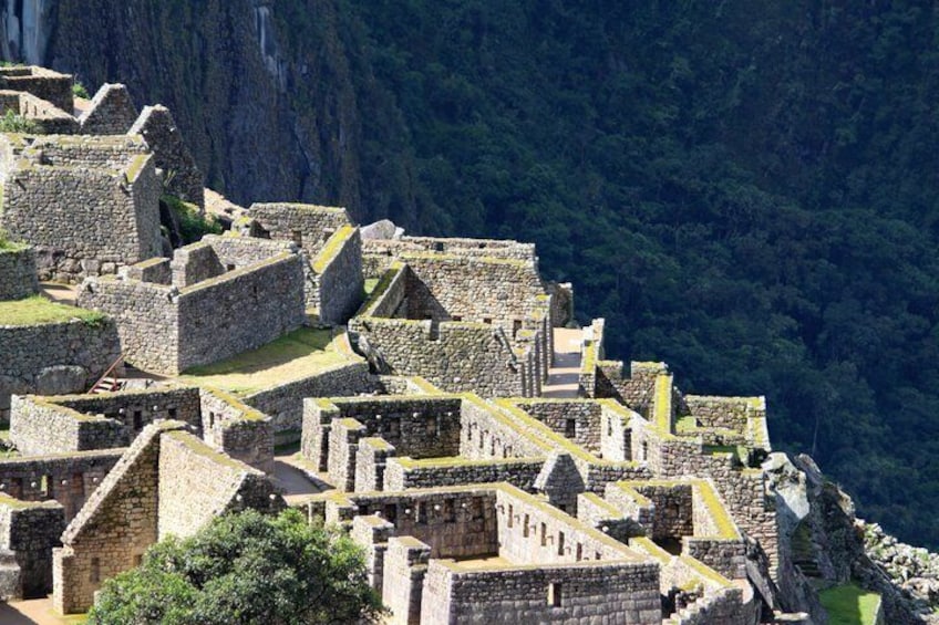 Ruinas ancestrales de piedra de Machu Picchu con imponentes montañas al fondo. 3