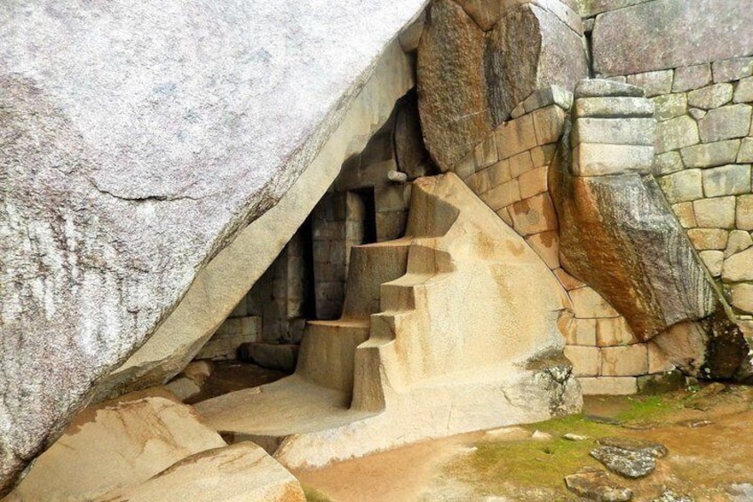 Una serie de escalones de piedra que conducen a la entrada de una cueva. 2