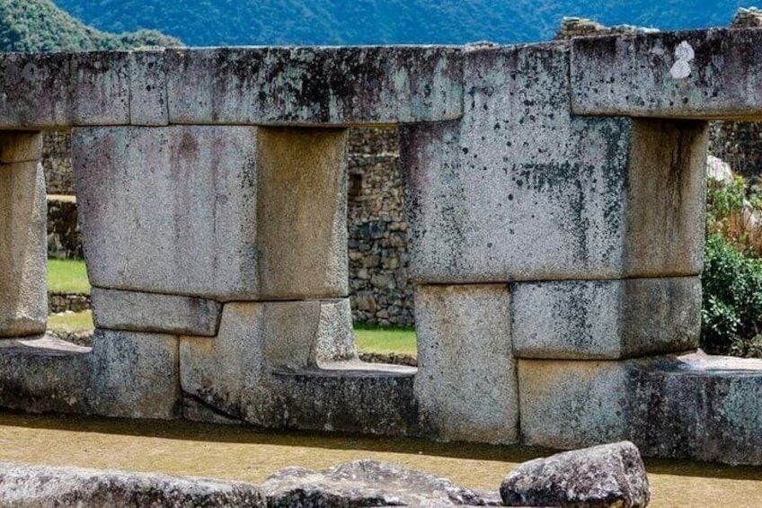 Un puente de piedra con un río debajo. 4