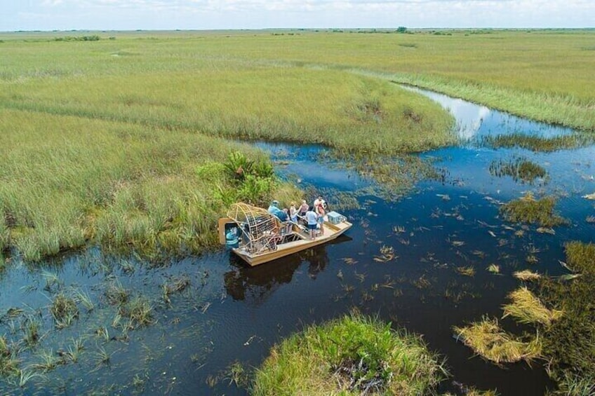Una embarcación en un río rodeado de humedal. 5