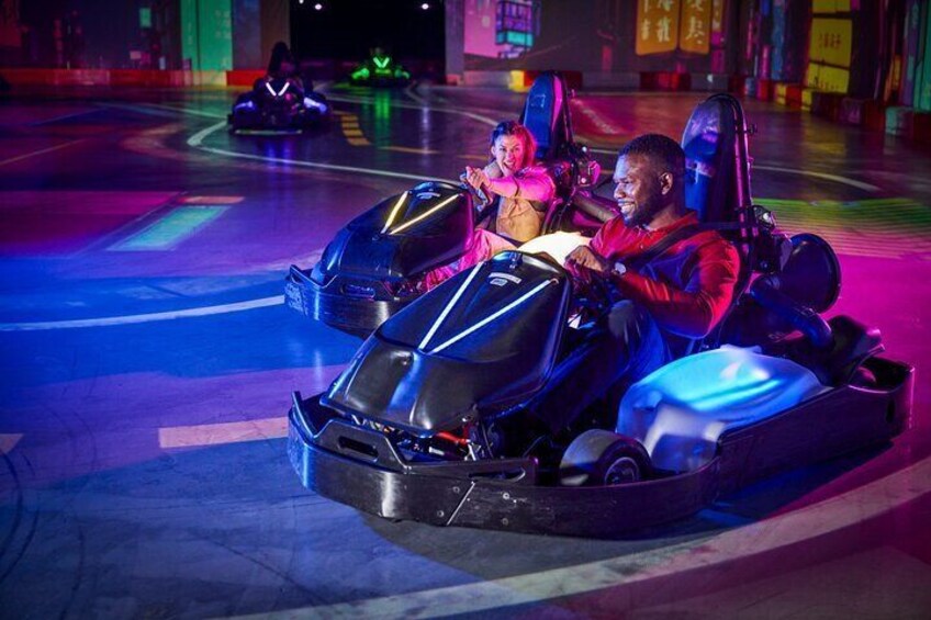 Eine Go-Kart-Bahn mit Go-Karts und Fahrern. 5