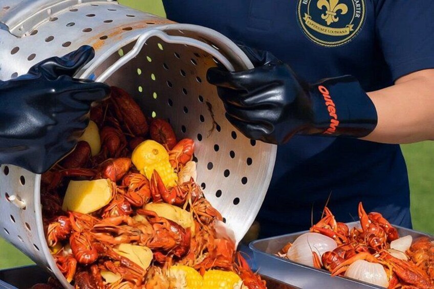 New Orleans Boat Cruise and Cajun Seafood Boil Experience 1