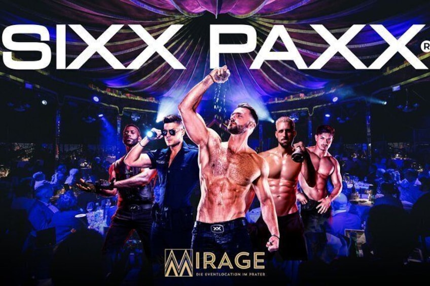 Un groupe d’hommes aux muscles saillants, dans un club, avec une grande enseigne portant l’inscription « SIXX PAXX ». 1