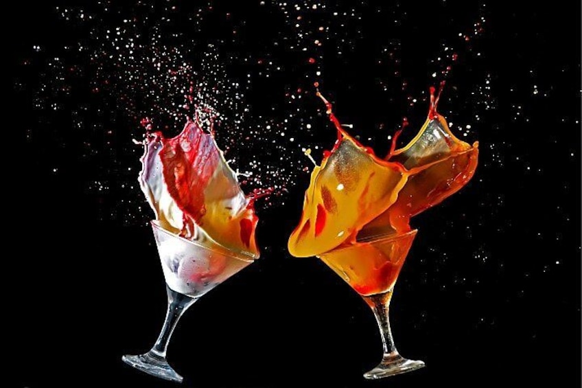 Due bicchieri da champagne con il liquido che schizza fuori. 4