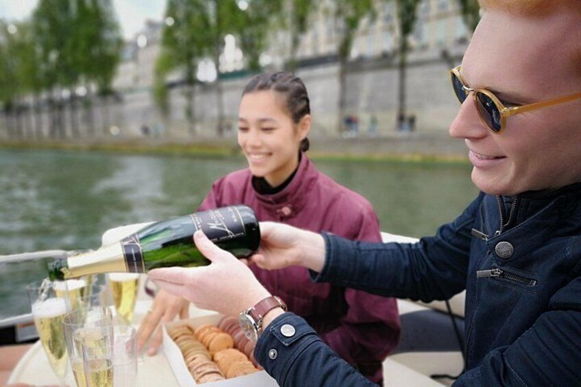 Discover Paris by shared cruise ship 4