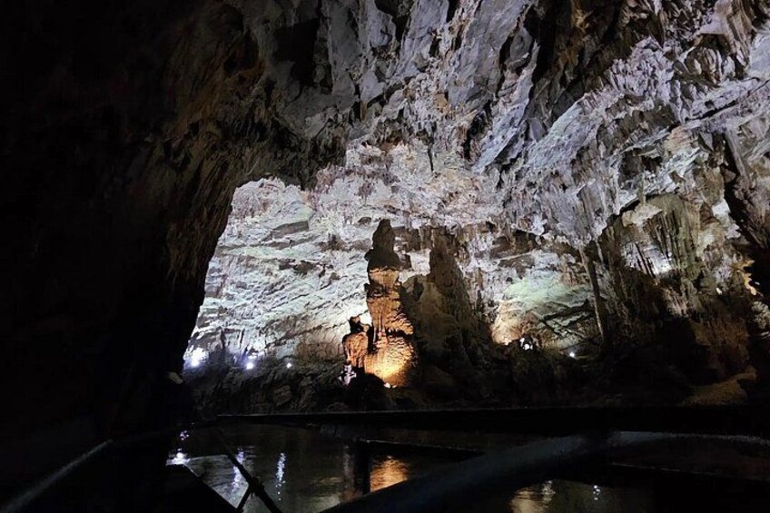 En hule med stalaktitter og stalagmitter, et vandbassin og en person i forgrunden. 2