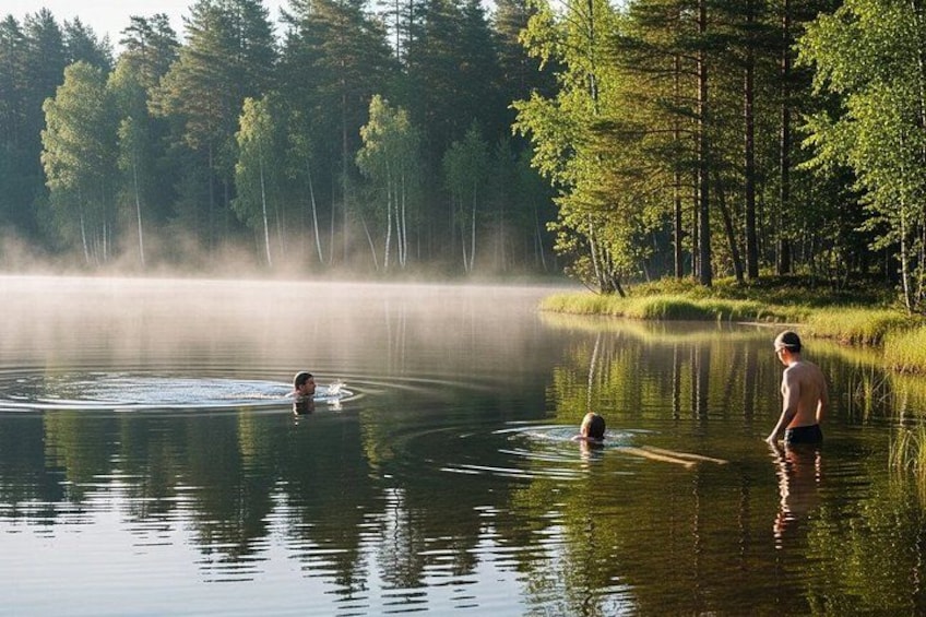 Ein See mit Schwimmern und Menschen, die im Wasser stehen, umgeben von Bäumen und einer nebligen Atmosphäre. 2