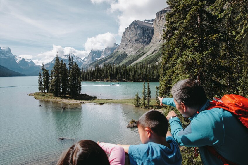 Jasper Sightseeing Tour with Maligne Lake Cruise 1