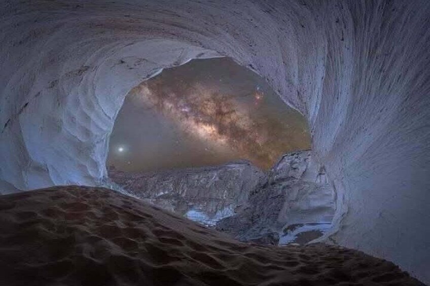 Une grotte de glace dont l’ouverture naturelle permet d’admirer un ciel étoilé. 4