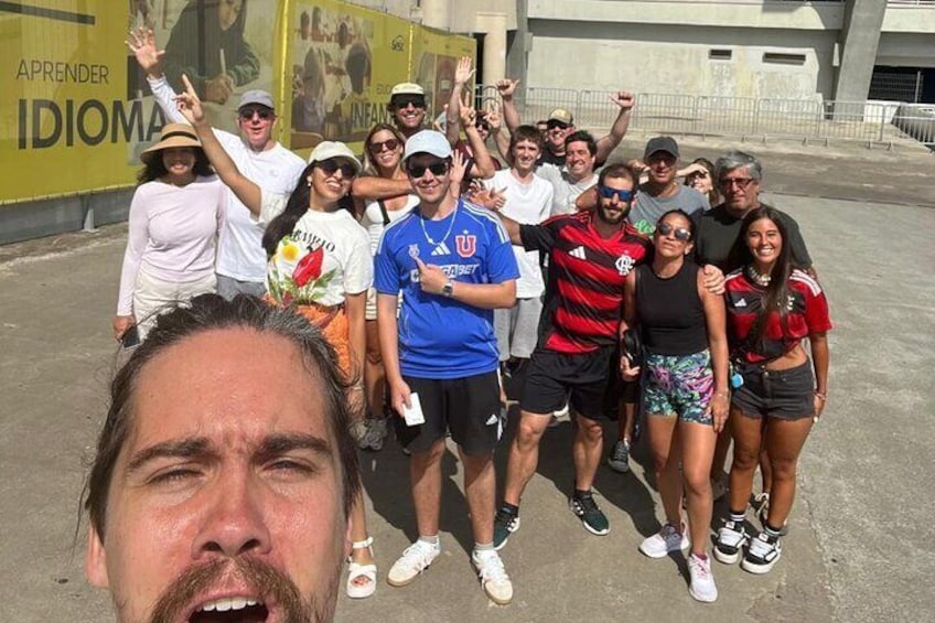 Un grupo de personas posando frente a un edificio con un letrero que dice 'APRENDER IDIOMA'. 3