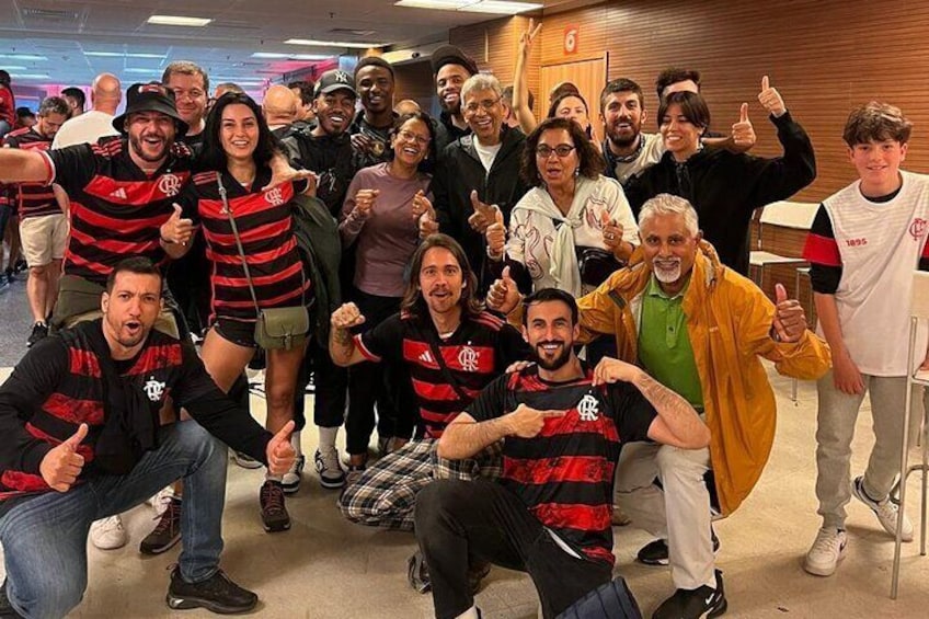 Un grupo de personas en una habitación con paneles de madera y una puerta al fondo. 5