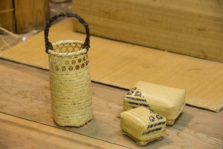 Ein gewebter Korb mit Tragegriff und zwei kleinere Körbe mit Mustern. 3