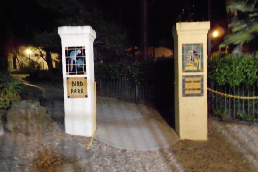 Ein verschlossenes Parktor mit einem Schild, auf dem 'Bird Park' steht. 2