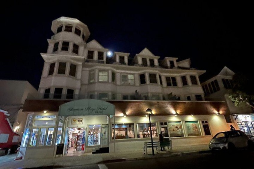 Un edificio frente al agua con un cartel que dice 'The Hampton Inn Hotel'. 2