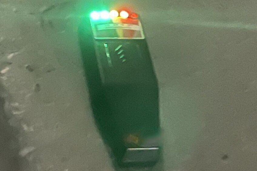 Ein Fahrzeug mit mehreren Lichtern auf dem Dach fährt auf einer Straße. 4
